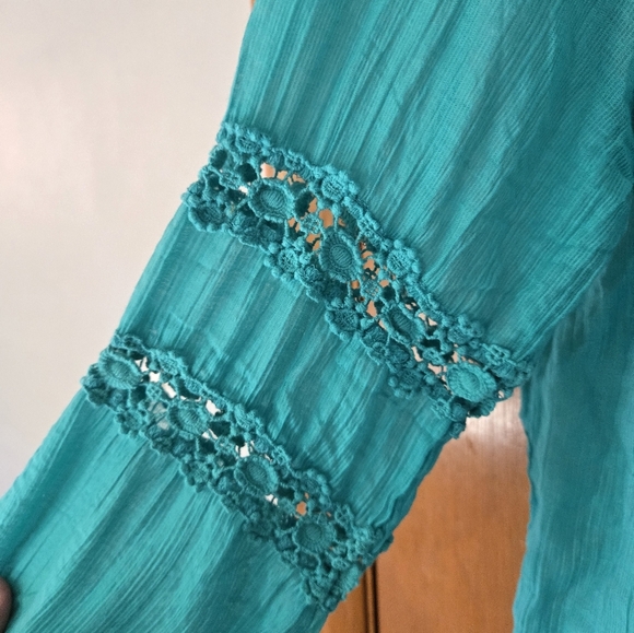 Elegant Blue Lace Trim Women's Top - Picture 3 of 4